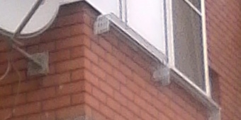 Холодное остекление кирпичного балкона
